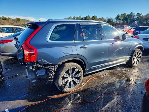 2022 VOLVO XC90