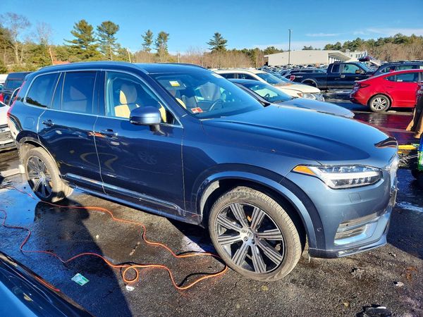 2022 VOLVO XC90