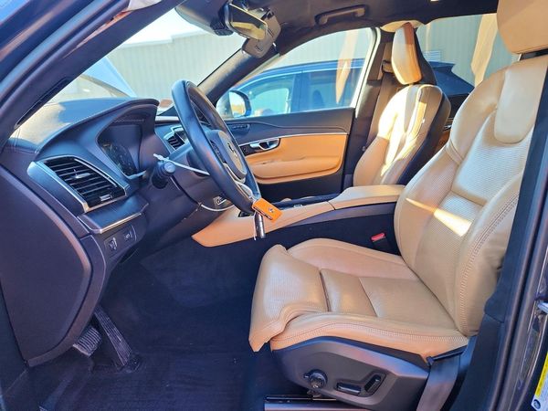2022 VOLVO XC90