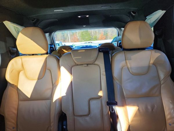 2022 VOLVO XC90